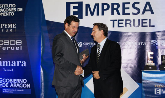 Jesús Blasco entregando el Premio Empresa Teruel a Gregorio Murillo